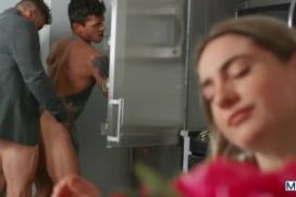 Homme marié baise le cuisinier devant sa femme – William Seed & Ashton Summers