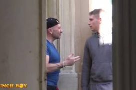 Jess allume un mec dans la rue et se fait enculer par lui !